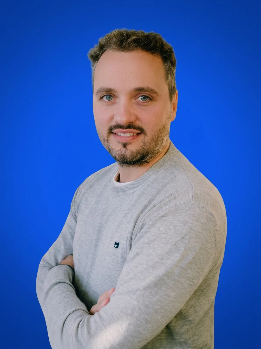 Sebastian Taatz, Portraitaufnahme vor stahlblauem Hintergrund